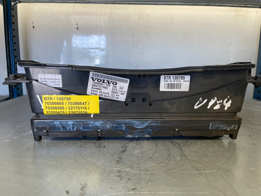 VOLVO INSTRUMENT CLUSTER 70395665 - Cab and interior for Truck: picture 3 VOLVO INSTRUMENT CLUSTER 70395665 - Cab and interior for Truck: picture 3