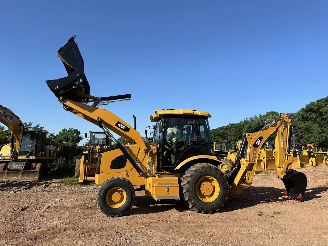 New Backhoe loader CATERPILLAR 420F2: picture 1