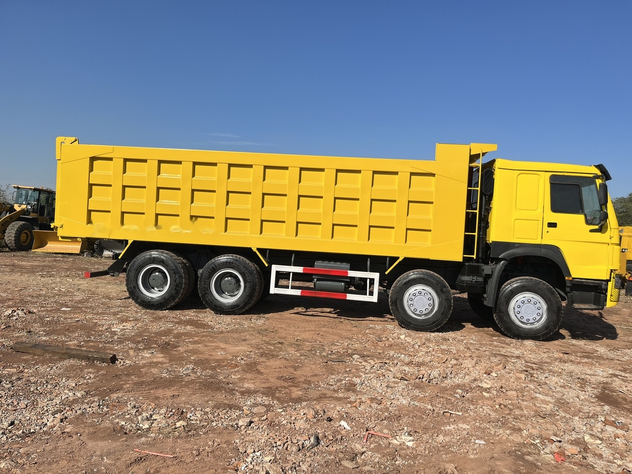 SINOTRUK HOWO 371 Dump Truck 8x4 - Tipper: picture 2 SINOTRUK HOWO 371 Dump Truck 8x4 - Tipper: picture 2