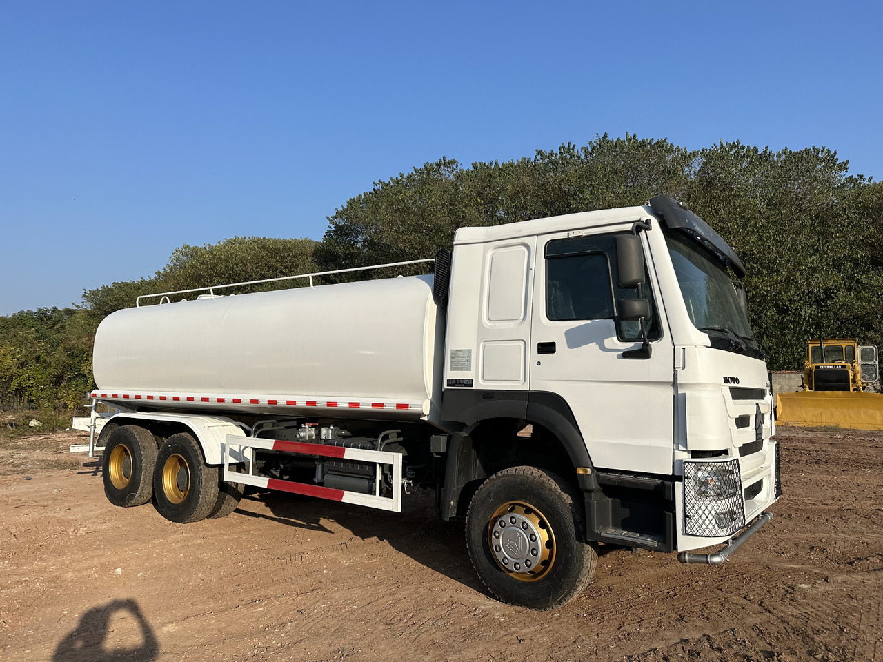 SINOTRUK HOWO 371 Water Tanker Truck - Tank truck: picture 2 SINOTRUK HOWO 371 Water Tanker Truck - Tank truck: picture 2