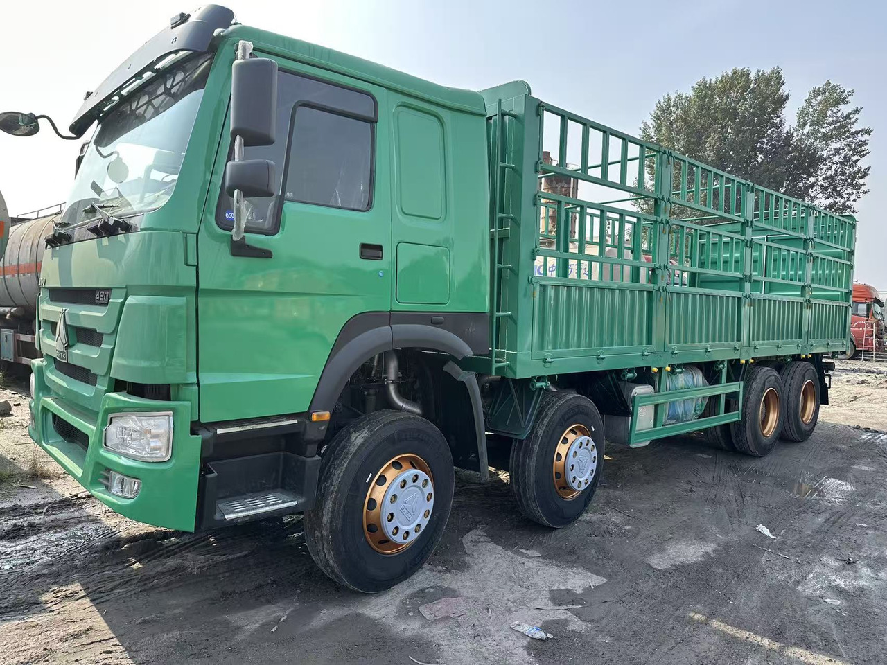 SINOTRUK HOWO 420hp 8x4 fence truck - Dropside/ Flatbed truck: picture 1 SINOTRUK HOWO 420hp 8x4 fence truck - Dropside/ Flatbed truck: picture 1