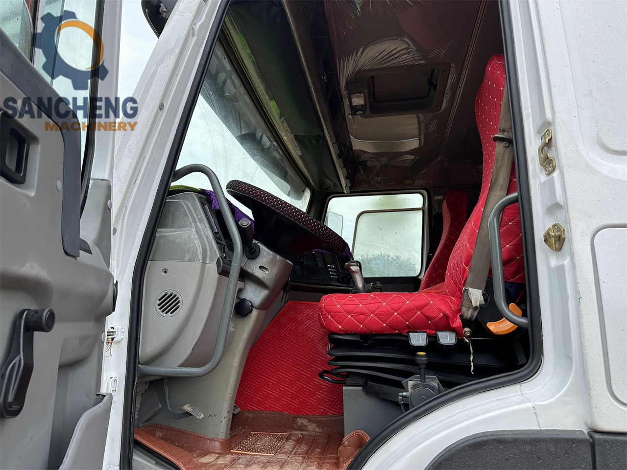 Crane truck SINOTRUK Howo 371 6x4 crane truck: picture 10