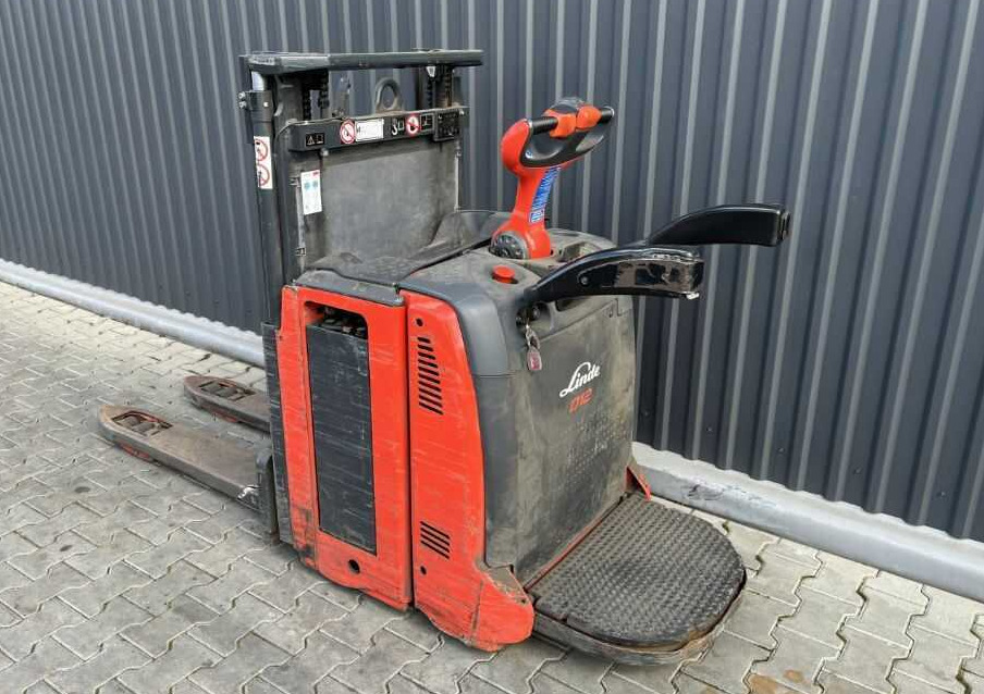 Linde D12AP - Stacker: picture 3 Linde D12AP - Stacker: picture 3