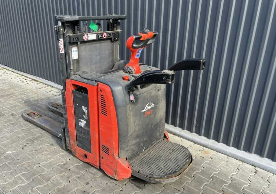 Linde D12AP - Stacker: picture 3 Linde D12AP - Stacker: picture 3