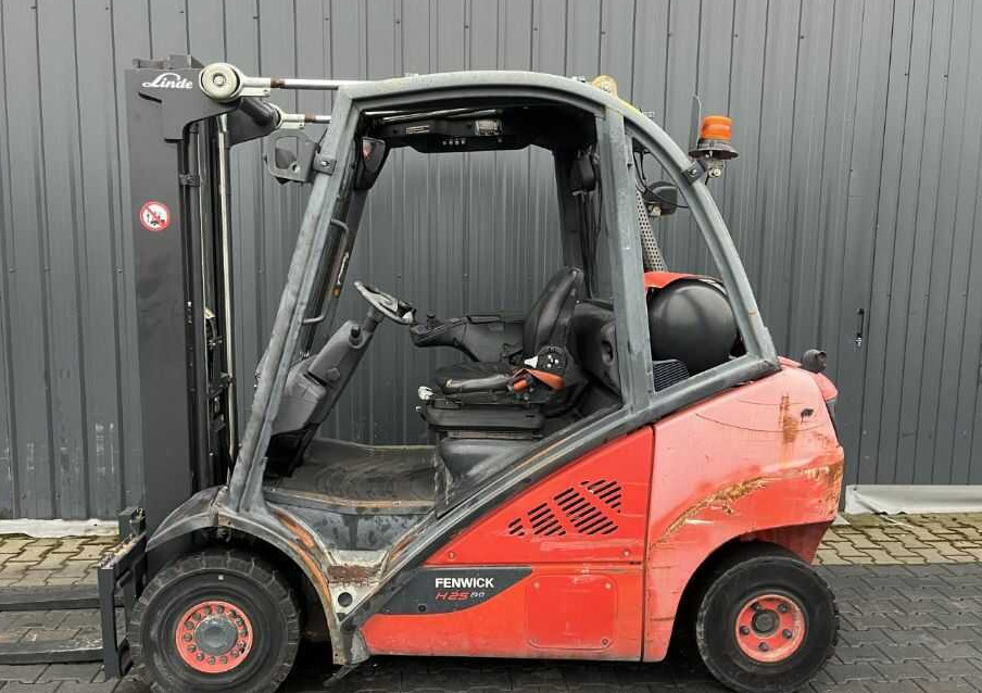 LPG forklift Linde H25T-02: picture 6