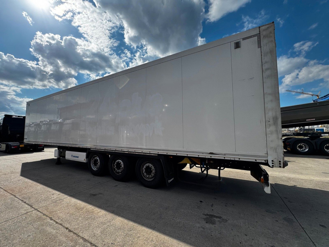 Krone SD KOFFER * ISOLIER * DOPPELSTOCK * LIFT - Closed box semi-trailer: picture 5 Krone SD KOFFER * ISOLIER * DOPPELSTOCK * LIFT - Closed box semi-trailer: picture 5