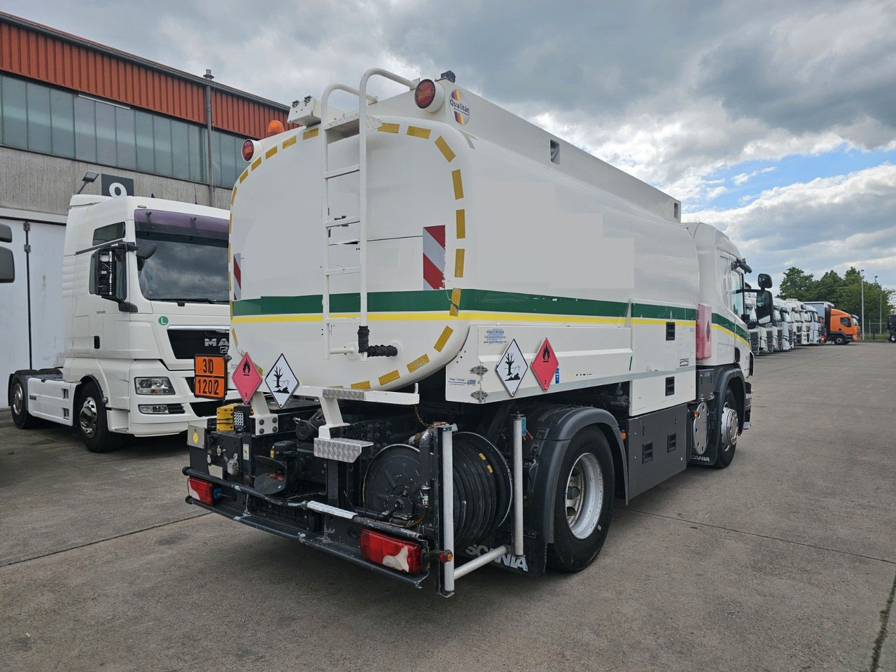 Scania P 360 * OBER/-UNTER * 3 KAMMER * BENZIN * - Tank truck: picture 5 Scania P 360 * OBER/-UNTER * 3 KAMMER * BENZIN * - Tank truck: picture 5
