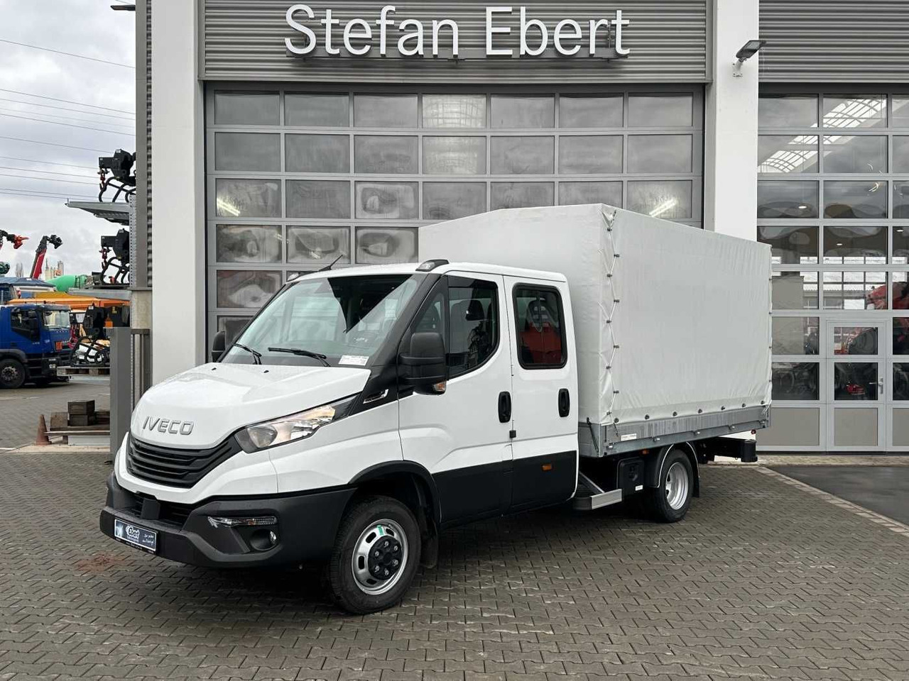 Iveco Daily 50C18H A8 DoKa *AHK*Automatik*7-Sitze* - Flatbed van, Combi van: picture 1 Iveco Daily 50C18H A8 DoKa *AHK*Automatik*7-Sitze* - Flatbed van, Combi van: picture 1