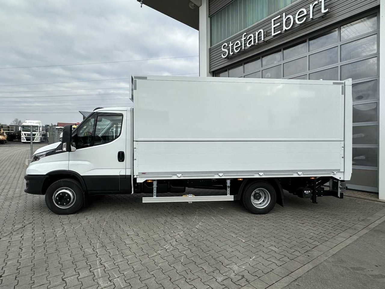 Iveco Daily 70C18 HA8 *LBW*Schwenkwandkoffer* - Box van: picture 2 Iveco Daily 70C18 HA8 *LBW*Schwenkwandkoffer* - Box van: picture 2