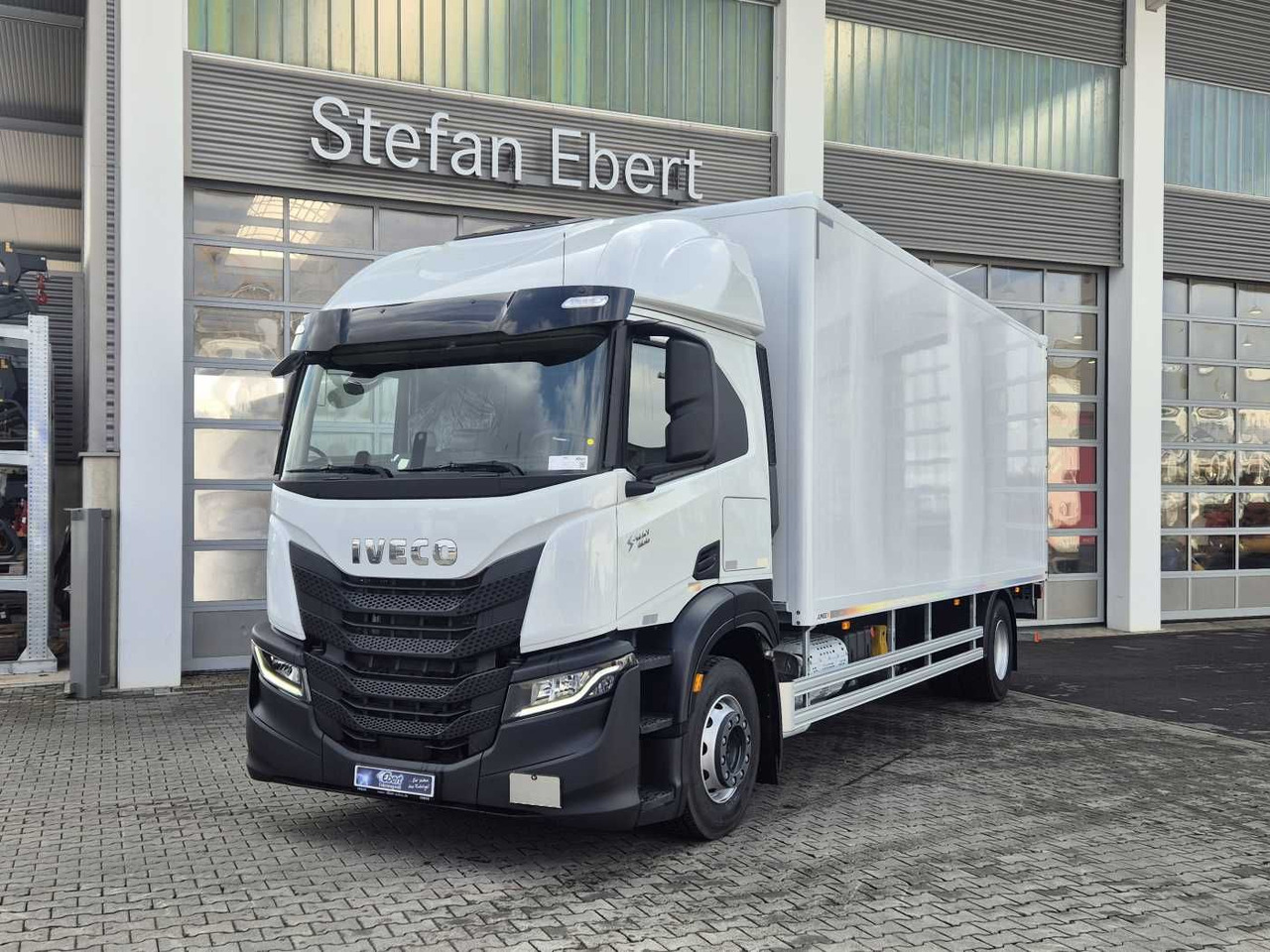Iveco S Way AT190S40/P LBW Tür AHK Navi Bett - Box truck: picture 1 Iveco S Way AT190S40/P LBW Tür AHK Navi Bett - Box truck: picture 1