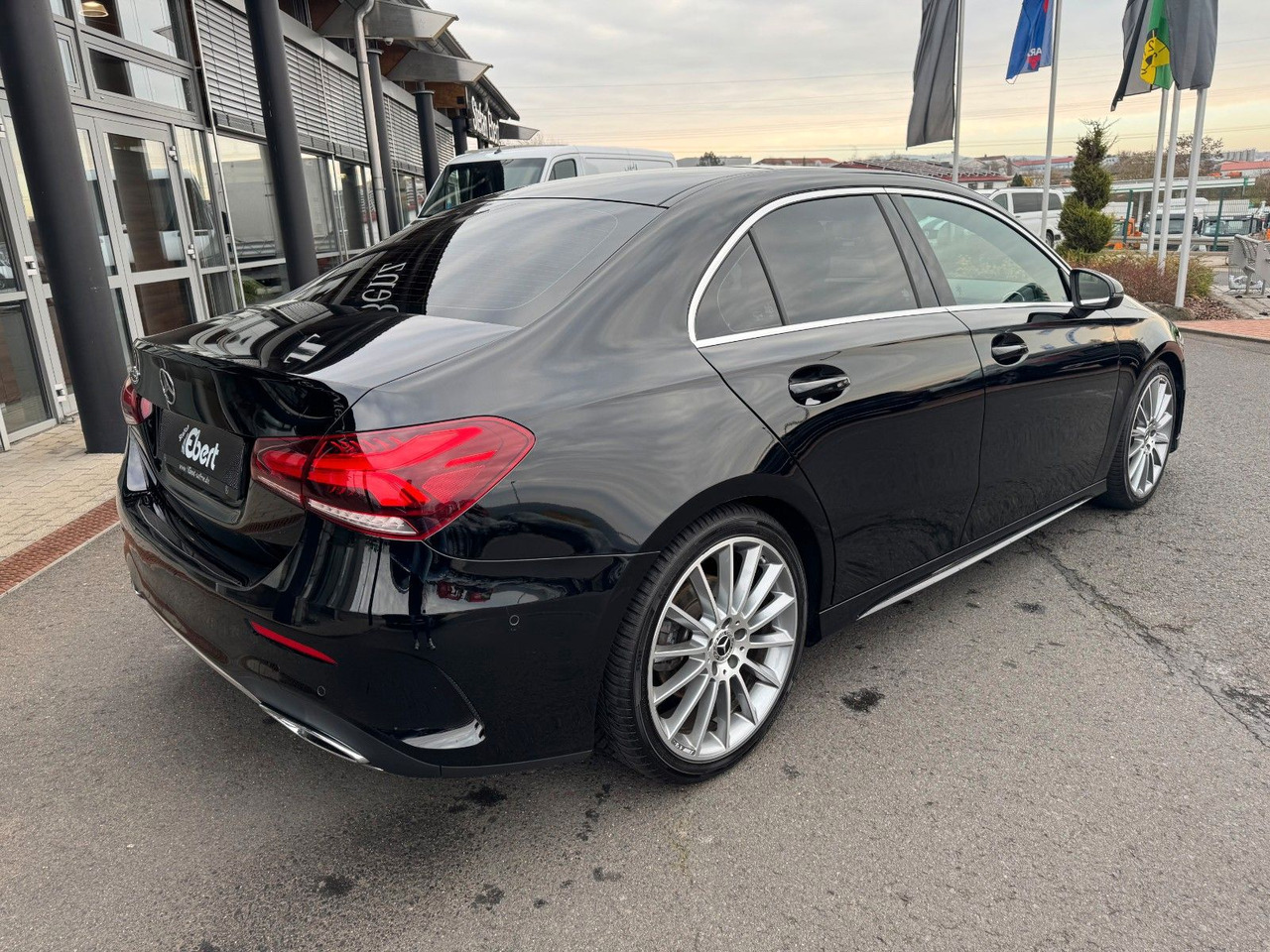 Mercedes-Benz A 200 AMG 19"+Ambiente+R-Kamera+Pano+LED+MBUX - Sedan: picture 4 Mercedes-Benz A 200 AMG 19"+Ambiente+R-Kamera+Pano+LED+MBUX - Sedan: picture 4