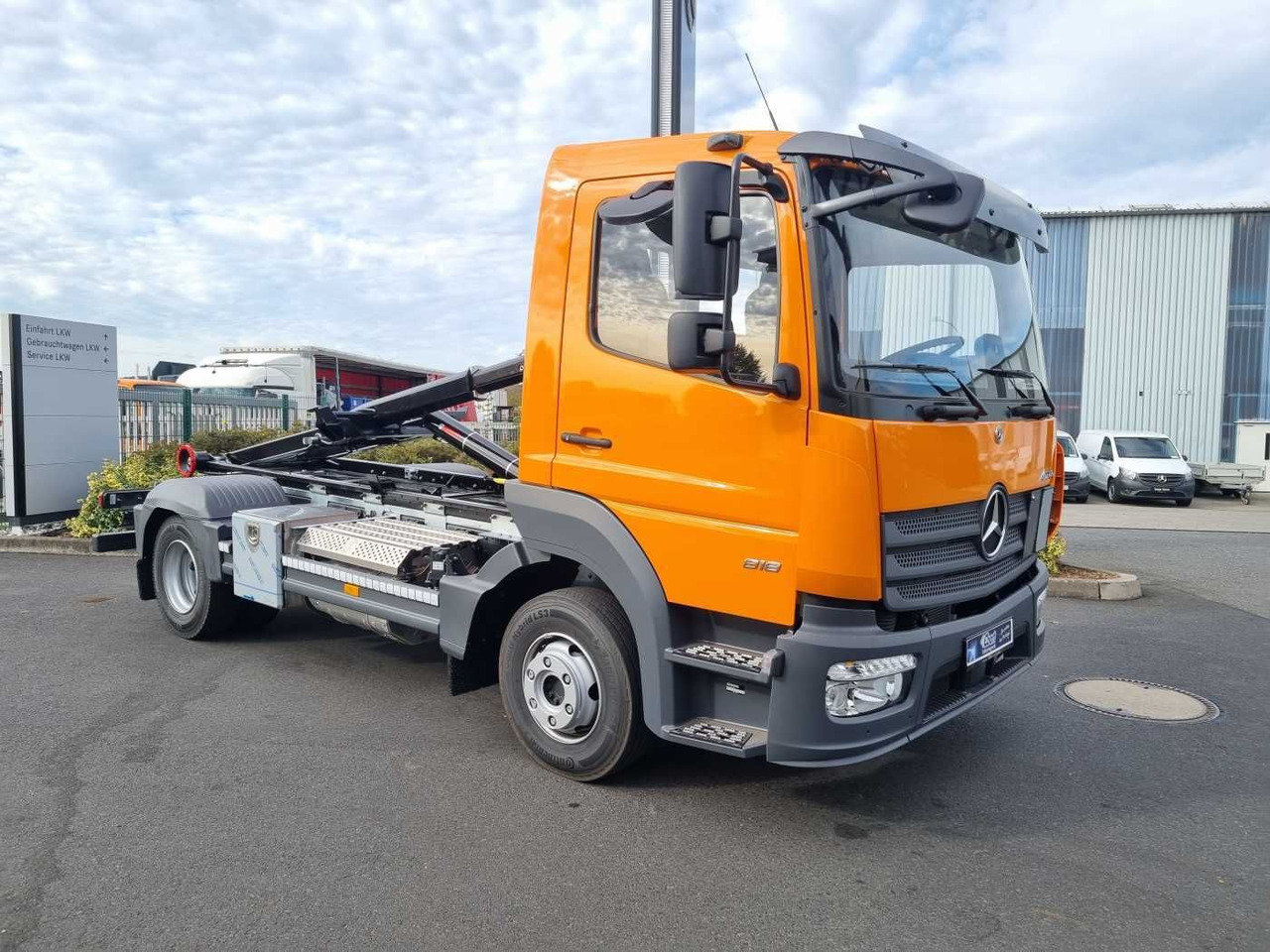 Mercedes-Benz Atego 818 K 4x2 HIAB XR5S3650 AHK Klima - Hook lift truck: picture 5 Mercedes-Benz Atego 818 K 4x2 HIAB XR5S3650 AHK Klima - Hook lift truck: picture 5