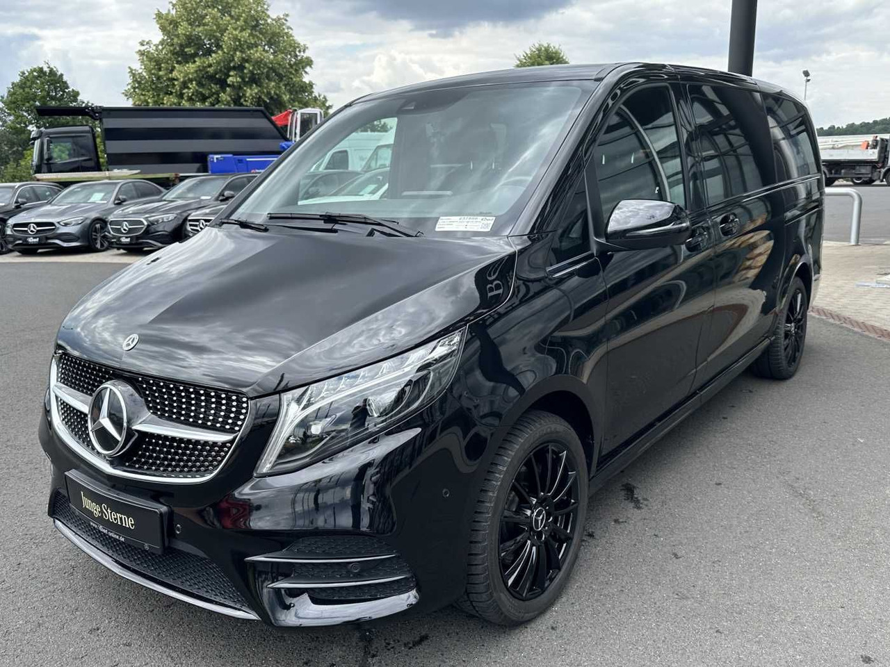 Mercedes-Benz V 300 d 4MATIC EXCLUSIVE AMG Panorama DISTRONIC - Car: picture 3 Mercedes-Benz V 300 d 4MATIC EXCLUSIVE AMG Panorama DISTRONIC - Car: picture 3
