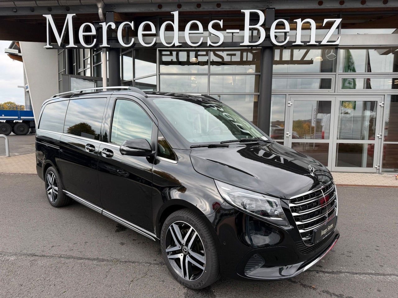 Mercedes-Benz V 300 d 4MATIC EXCLUSIVE Luxus-Sitze AHK2,5to - Passenger van: picture 1 Mercedes-Benz V 300 d 4MATIC EXCLUSIVE Luxus-Sitze AHK2,5to - Passenger van: picture 1