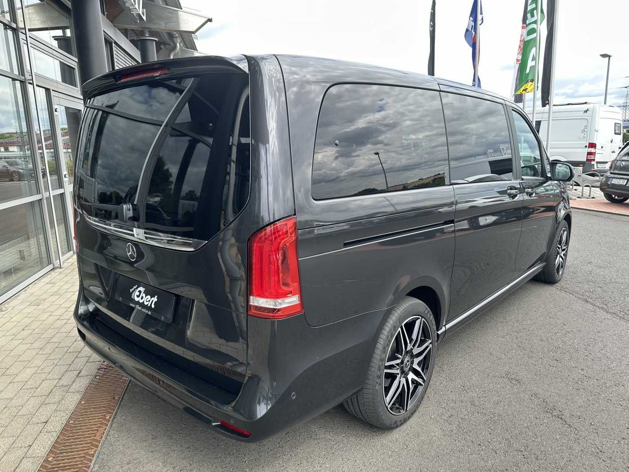 Mercedes-Benz V 300 d EDITION AMG AHK Tisch Leder ILS 7Sitze - Car: picture 4 Mercedes-Benz V 300 d EDITION AMG AHK Tisch Leder ILS 7Sitze - Car: picture 4