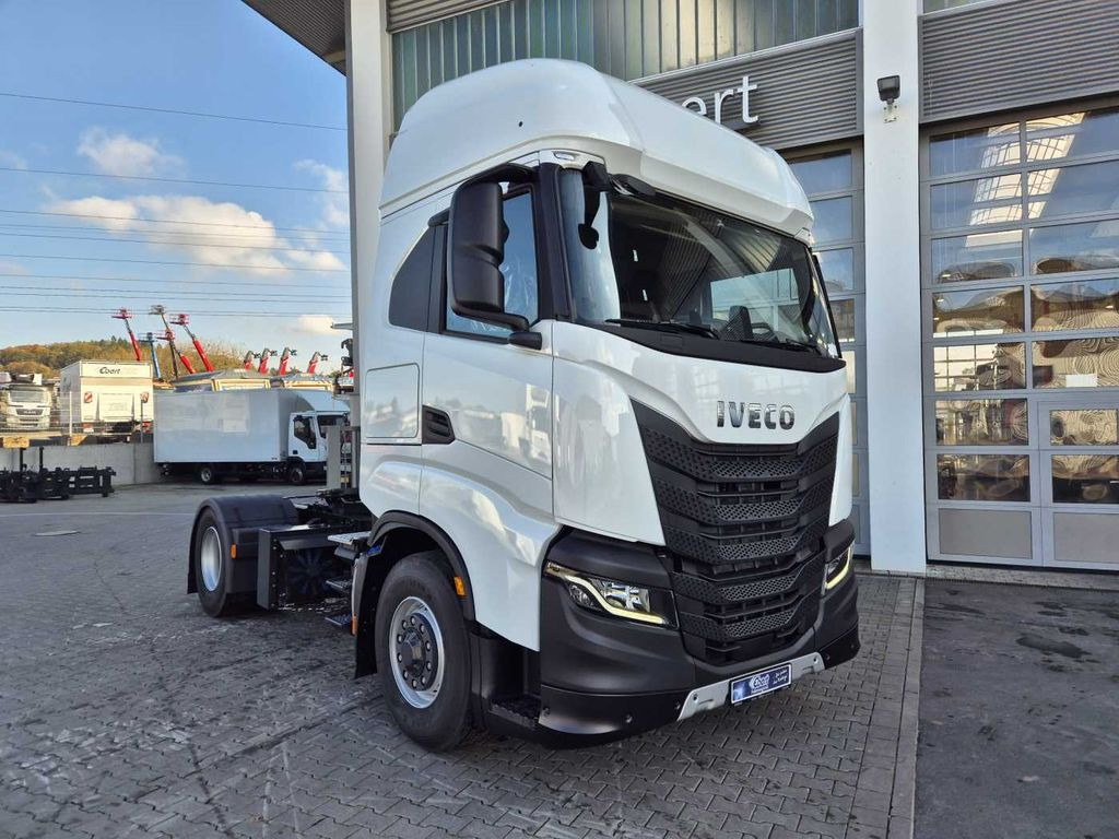 Iveco AS440X49T/P ON 4x4 HI-TRACTION Intarder 2x Bett - Tractor unit: picture 1 Iveco AS440X49T/P ON 4x4 HI-TRACTION Intarder 2x Bett - Tractor unit: picture 1