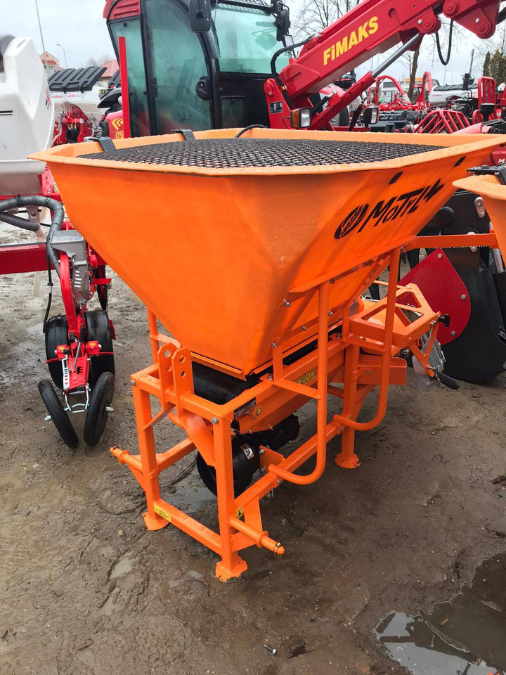 POM Augustów salt and sand spreader with communal attachment Motyl N 31M/1 - Sand/ Salt spreader: picture 1 POM Augustów salt and sand spreader with communal attachment Motyl N 31M/1 - Sand/ Salt spreader: picture 1