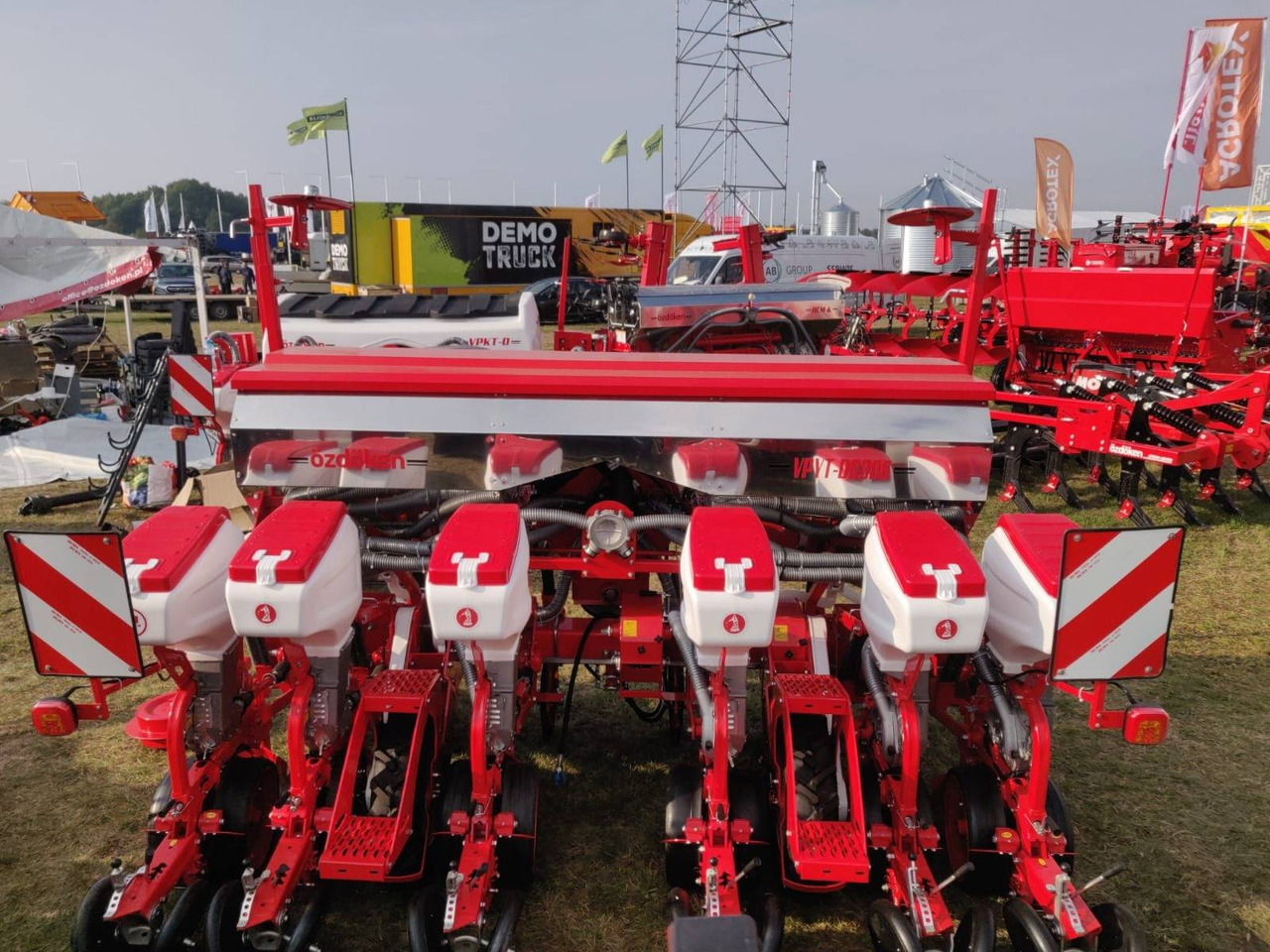 Siewnik do kukurydzy 6-rzędowy VPYT-DG306 na ramie półteleskopowej z nawożeniem wgłębnym - Precision sowing machine: picture 2 Siewnik do kukurydzy 6-rzędowy VPYT-DG306 na ramie półteleskopowej z nawożeniem wgłębnym - Precision sowing machine: picture 2