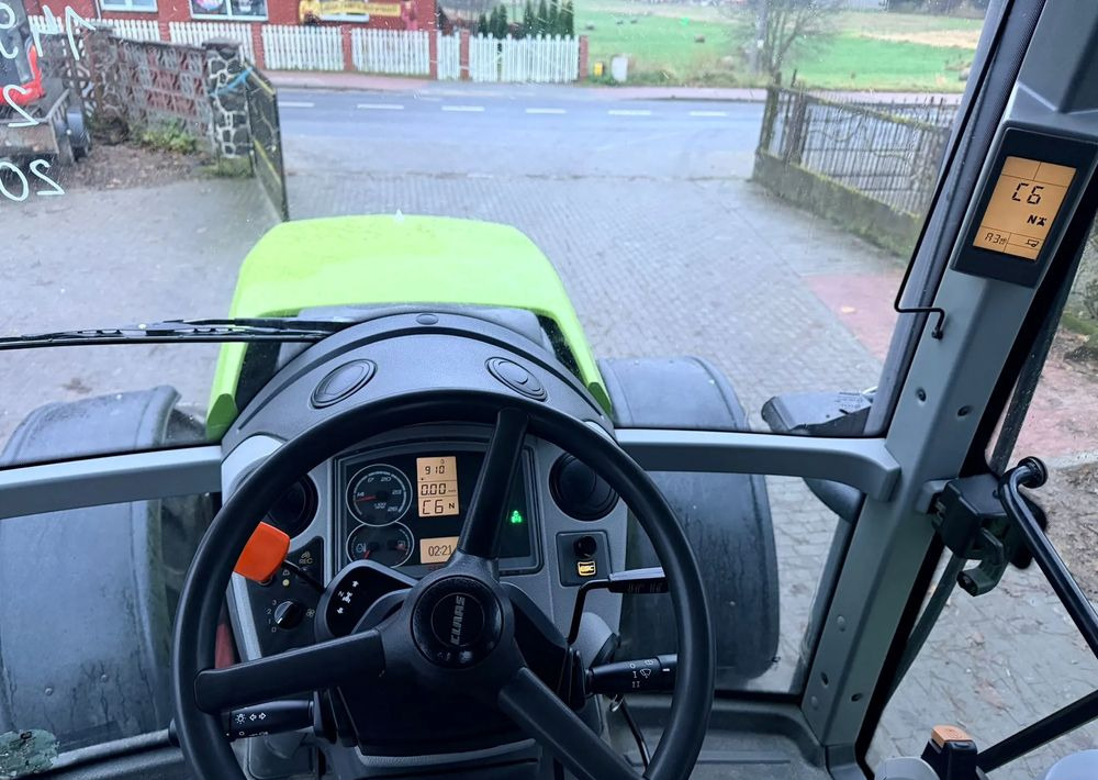 Farm tractor Claas Axion 810: picture 13