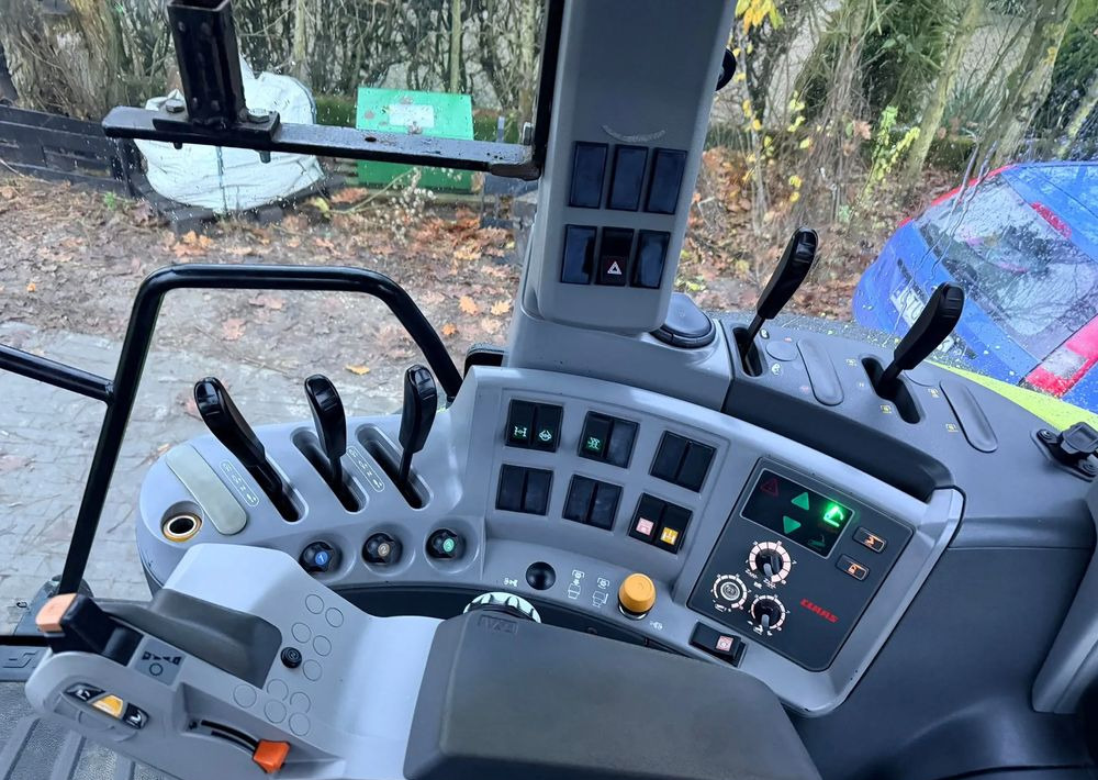 Farm tractor Claas Axion 810: picture 15