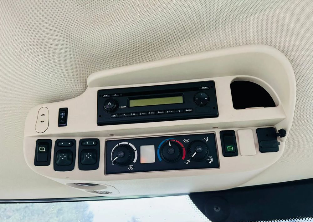 John Deere 6210R - Farm tractor: picture 5 John Deere 6210R - Farm tractor: picture 5