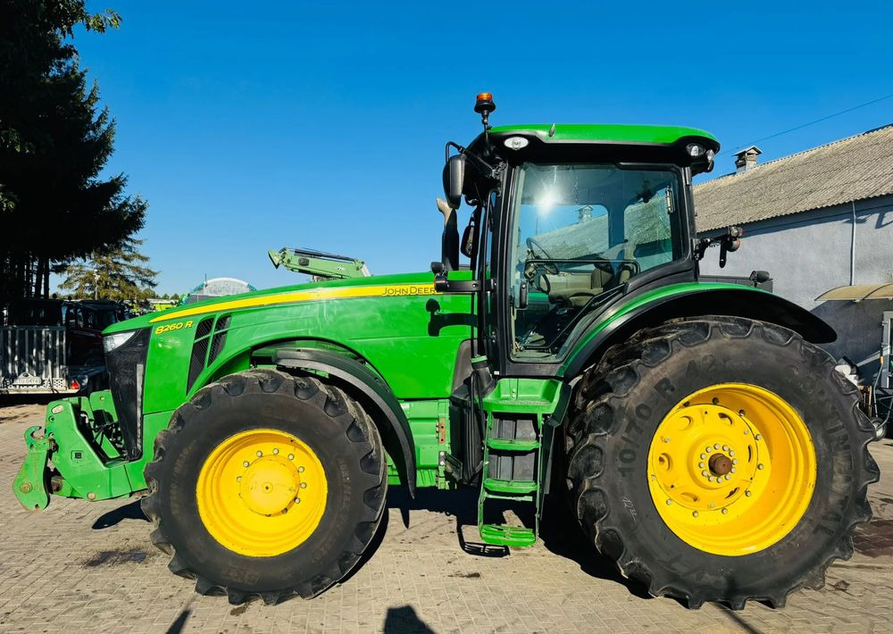 John Deere 8260R - Farm tractor: picture 5 John Deere 8260R - Farm tractor: picture 5