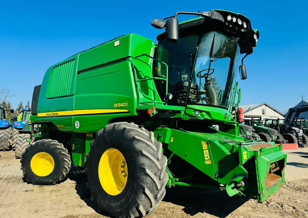 John Deere W540i - Combine harvester: picture 1 John Deere W540i - Combine harvester: picture 1