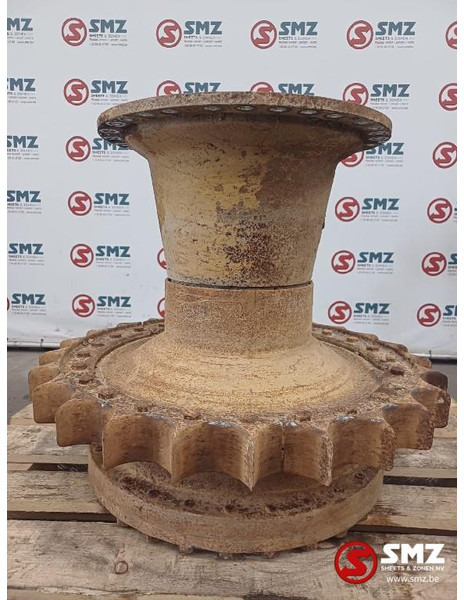 Caterpillar Occ hub sprocket + spindle D6M Caterpillar - Frame/ Chassis: picture 1 Caterpillar Occ hub sprocket + spindle D6M Caterpillar - Frame/ Chassis: picture 1