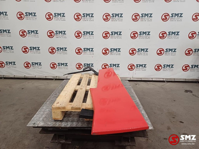 Renault Occ cabinespoiler links Renault - Aerodynamics/ Spoiler for Truck: picture 3 Renault Occ cabinespoiler links Renault - Aerodynamics/ Spoiler for Truck: picture 3