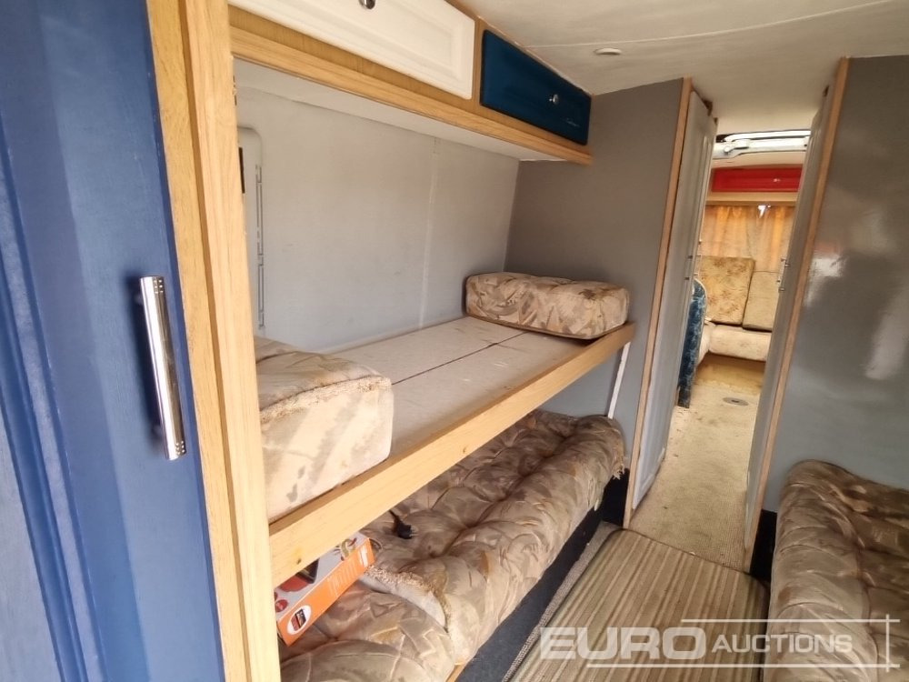 Camper van 1993 Caetano 4x2 5 Berth Motorhome, Sink, Fridge Freezer, Oven & Hob, Wash Room, Diesel Heater, Solar Panels, Awning, Manual Gearbox: picture 17