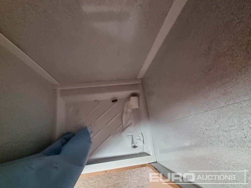 Camper van 1993 Caetano 4x2 5 Berth Motorhome, Sink, Fridge Freezer, Oven & Hob, Wash Room, Diesel Heater, Solar Panels, Awning, Manual Gearbox: picture 23