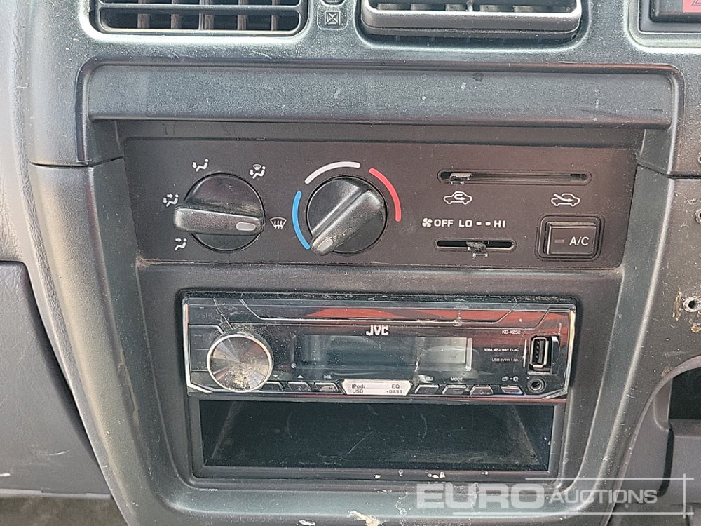 Pickup truck 2003 Toyota Hilux: picture 33