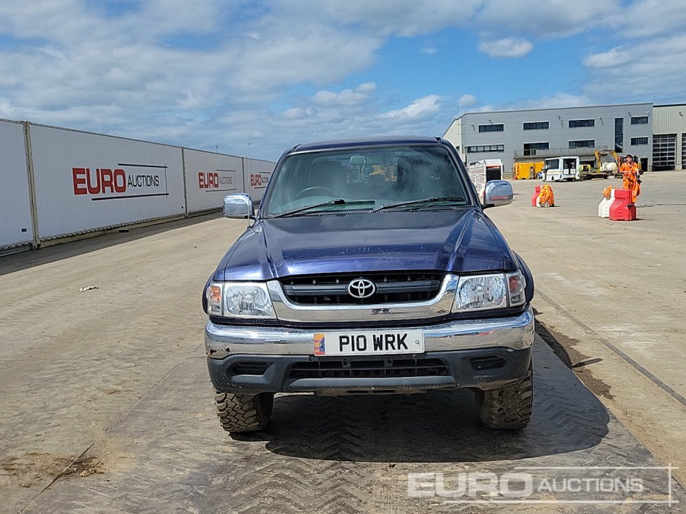 Pickup truck 2003 Toyota Hilux: picture 8