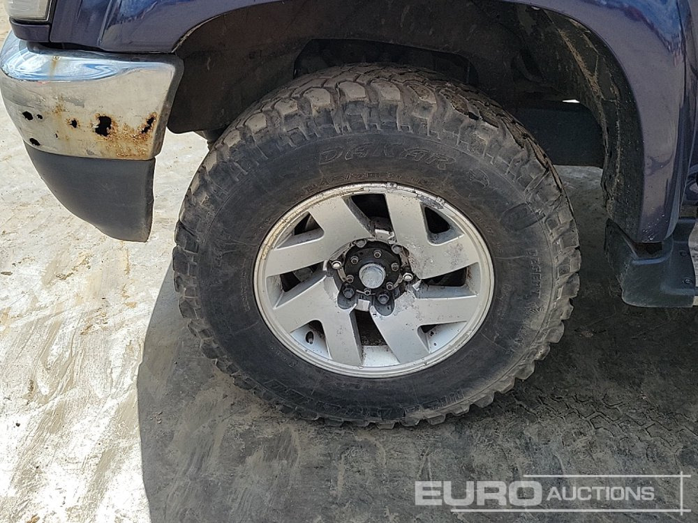 Pickup truck 2003 Toyota Hilux: picture 9