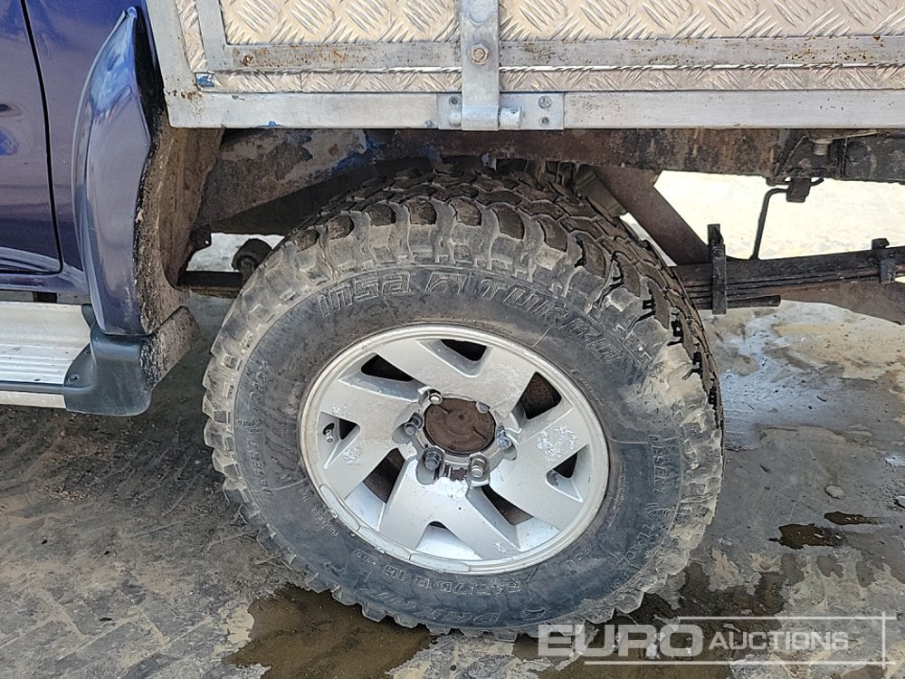 Pickup truck 2003 Toyota Hilux: picture 10