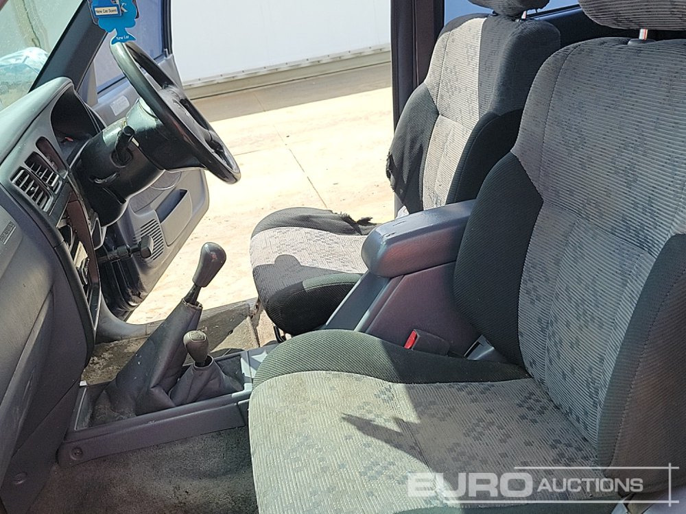 Pickup truck 2003 Toyota Hilux: picture 25