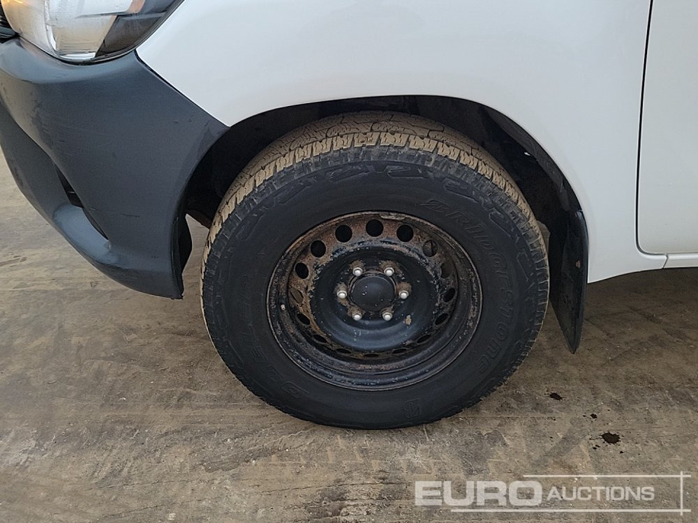 Pickup truck 2020 Toyota Hilux Active: picture 9
