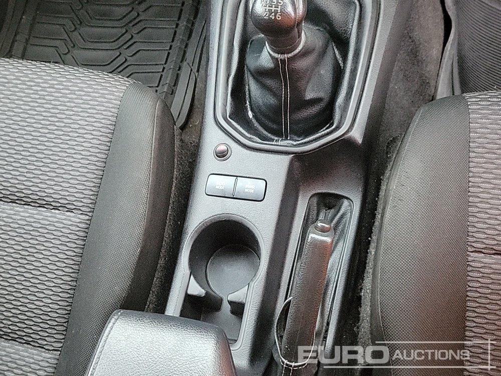 Pickup truck 2020 Toyota Hilux Active: picture 35