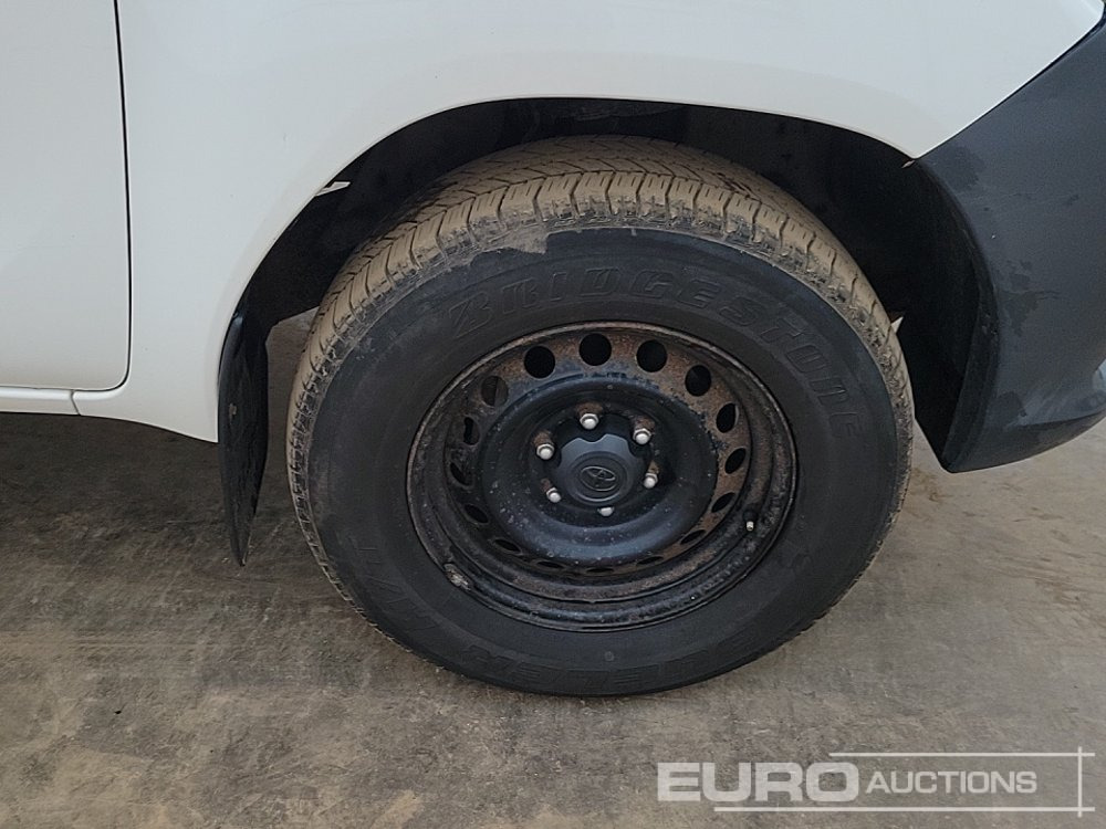 Pickup truck 2020 Toyota Hilux Active: picture 12
