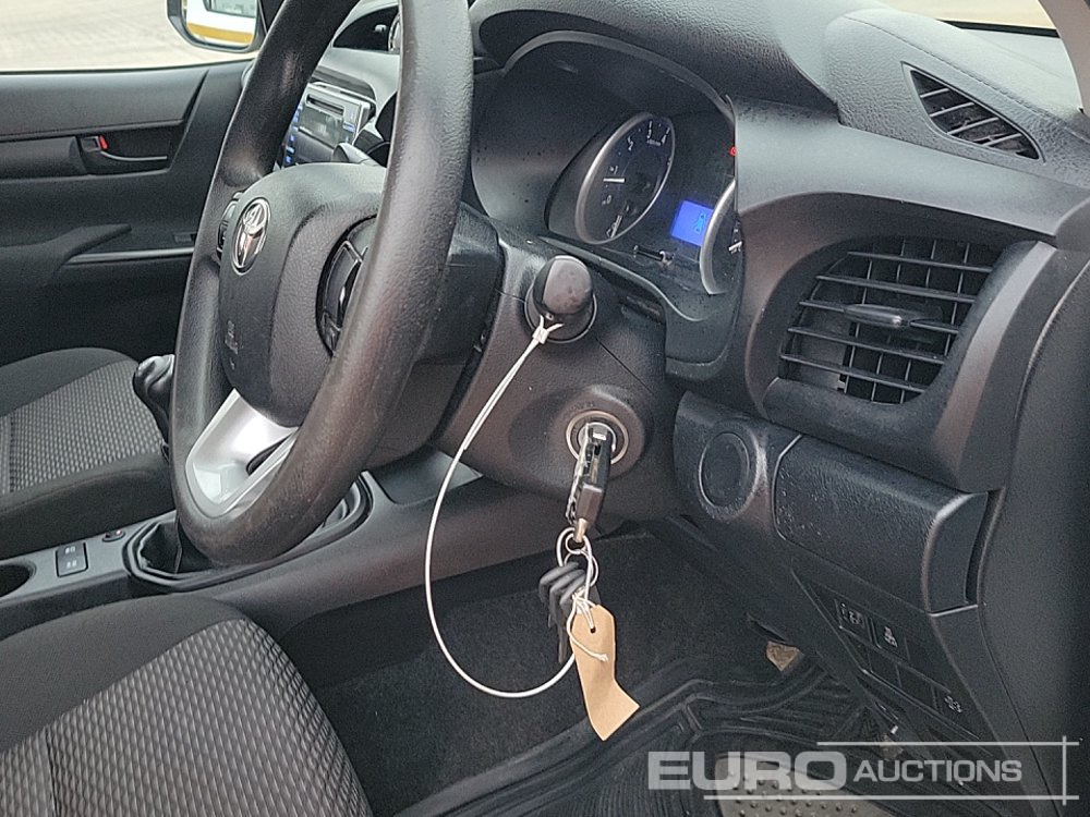Pickup truck 2020 Toyota Hilux Active: picture 31