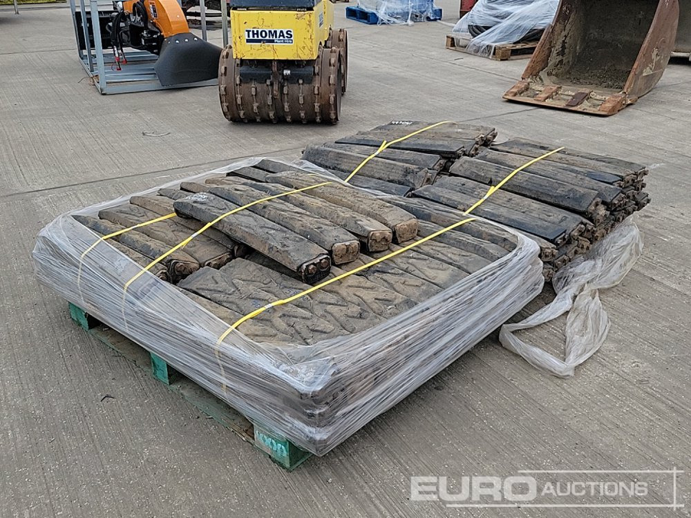 700mm Rubber Block Pads (2 Pallets of) - Track for Construction machinery: picture 3 700mm Rubber Block Pads (2 Pallets of) - Track for Construction machinery: picture 3