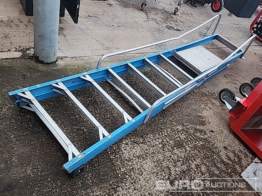 8 Tread Step Ladder - Construction equipment: picture 3 8 Tread Step Ladder - Construction equipment: picture 3