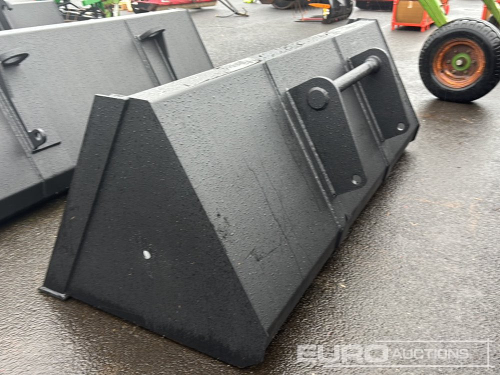 Unused 92" Front Loading Bucket to suit Manitou Telehandler, - Agricultural machinery: picture 5 Unused 92" Front Loading Bucket to suit Manitou Telehandler, - Agricultural machinery: picture 5