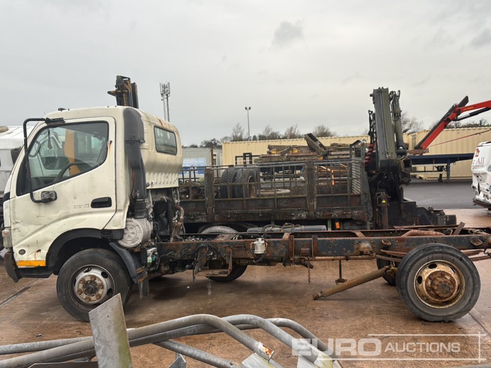 Hino 300 - Cab chassis truck: picture 2 Hino 300 - Cab chassis truck: picture 2
