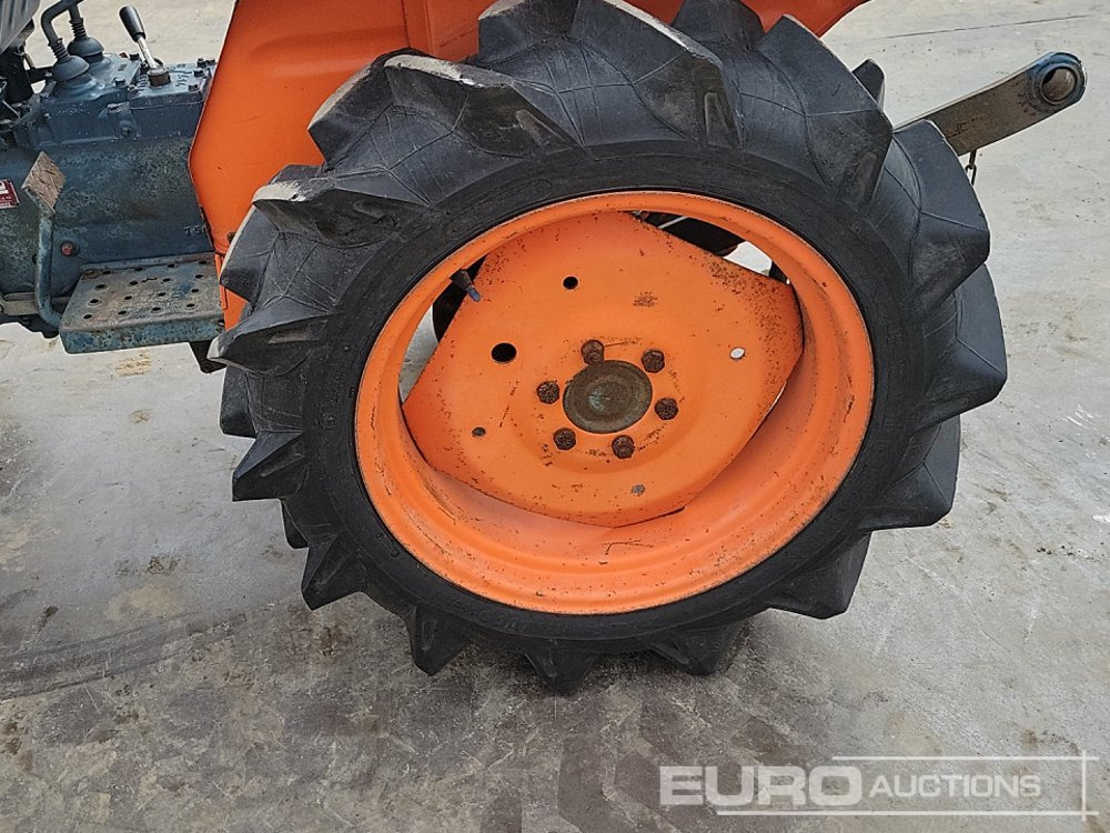 Compact tractor Kubota L1801: picture 10
