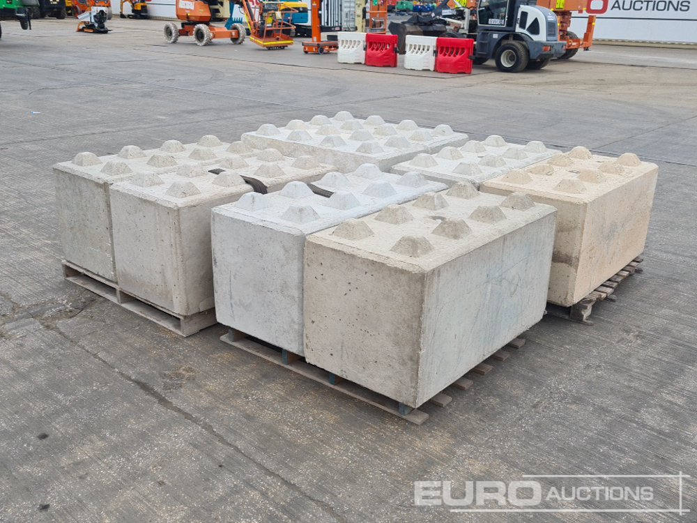 Pallet of Concrete Lego Blocks (4 of) - Tool/ Equipment: picture 5 Pallet of Concrete Lego Blocks (4 of) - Tool/ Equipment: picture 5