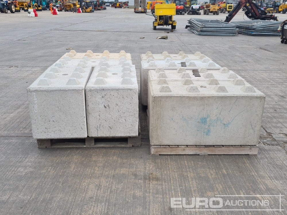 Pallet of Concrete Lego Blocks (4 of) - Tool/ Equipment: picture 2 Pallet of Concrete Lego Blocks (4 of) - Tool/ Equipment: picture 2