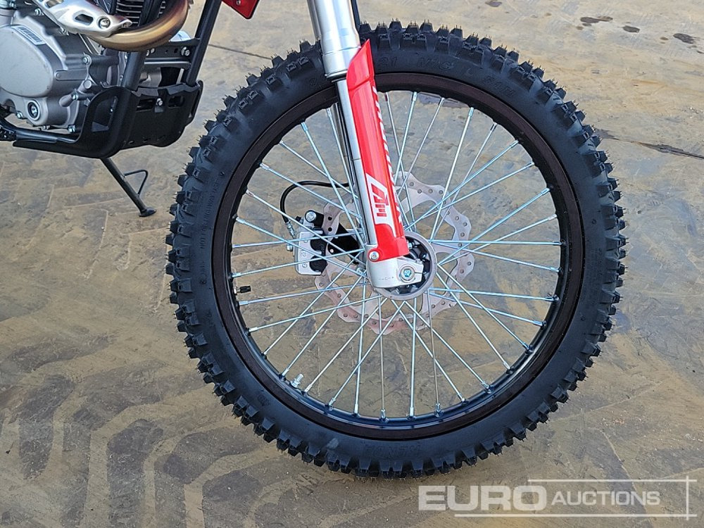 Motorcycle Unused 2025 Apollo Thunder 250cc Motorcross Bike, 21" Front, 18" Rear Tyres, Electric Start, Air Cooled, Hydraulic Suspension, Disc Brakes, Lighting Kit (UNASSEMBLED): picture 11 Motorcycle Unused 2025 Apollo Thunder 250cc Motorcross Bike, 21" Front, 18" Rear Tyres, Electric Start, Air Cooled, Hydraulic Suspension, Disc Brakes, Lighting Kit (UNASSEMBLED): picture 11