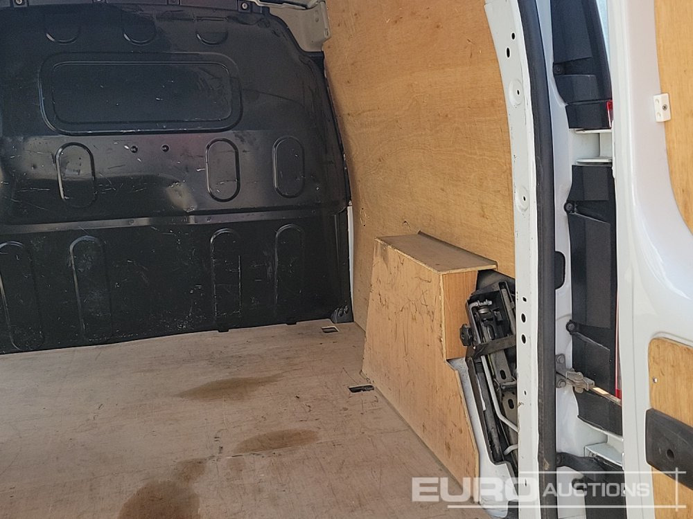 Van 2020 Nissan NV250: picture 16