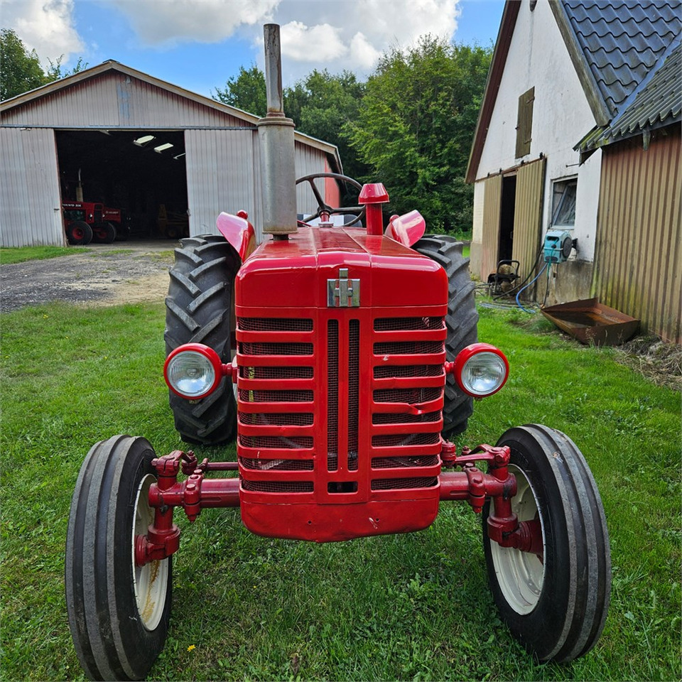 IH B-275 - Farm tractor: picture 2 IH B-275 - Farm tractor: picture 2